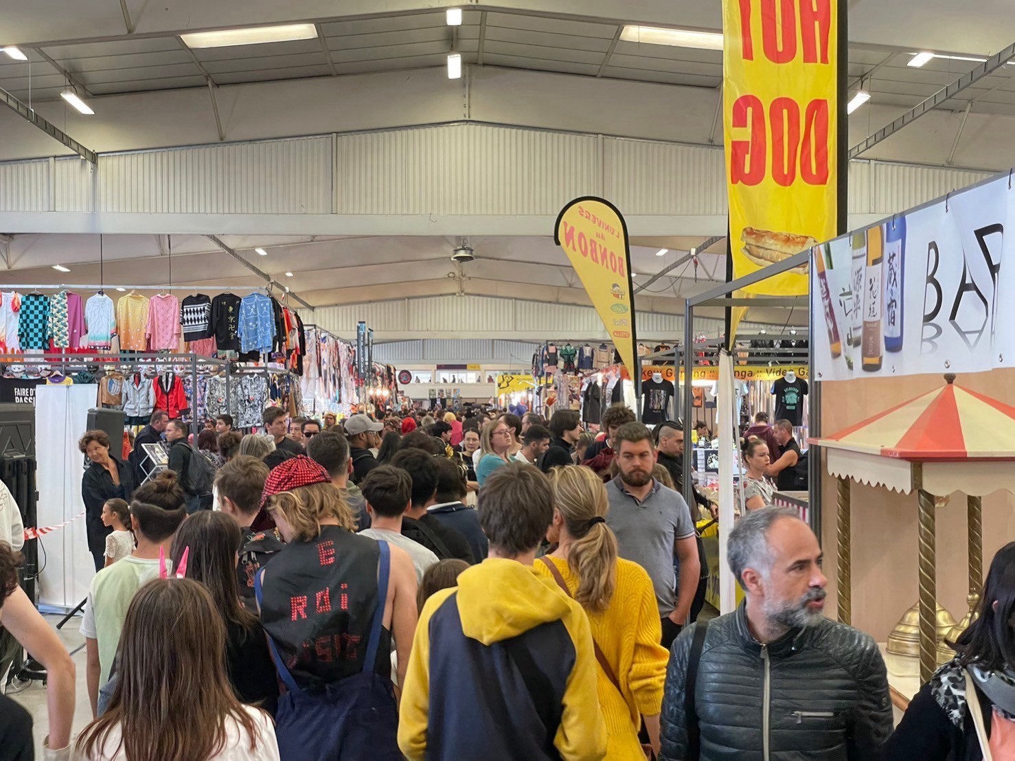 衣類やグッズの出展ブースが並び、多くの来場者でにぎわう会場