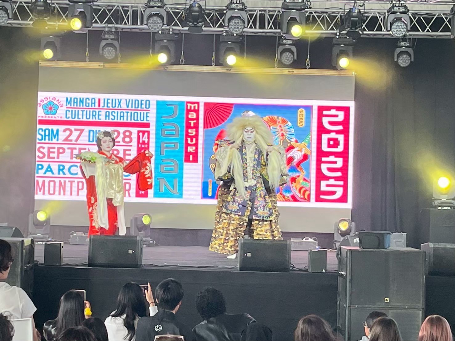 日本の舞台衣装をまとった二人によるステージ公演